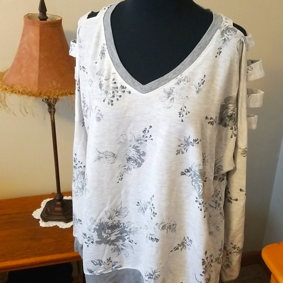 Maurices floral top - Picture 1 of 6